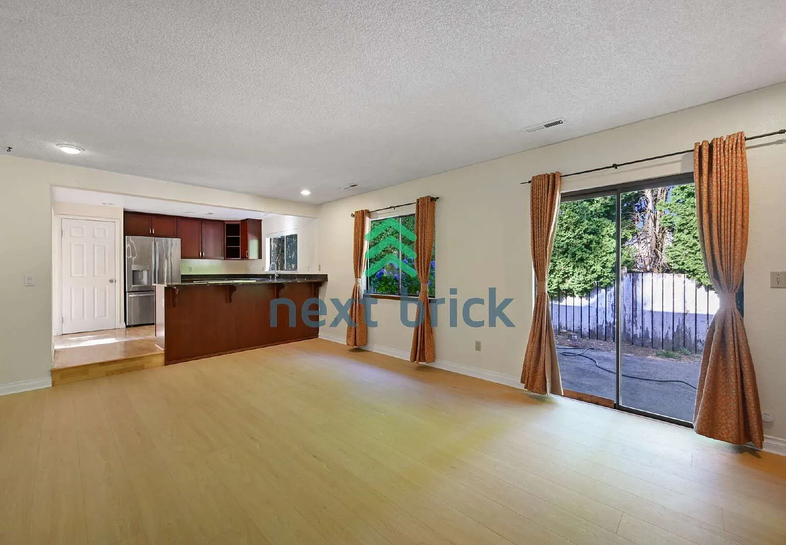 "Spacious 5-Bed Gem with 2.5 Baths in Prime Redmond Location!" — Photo 4