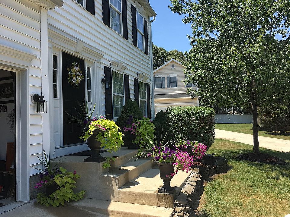 2nd image of 444 Larkspur Ln