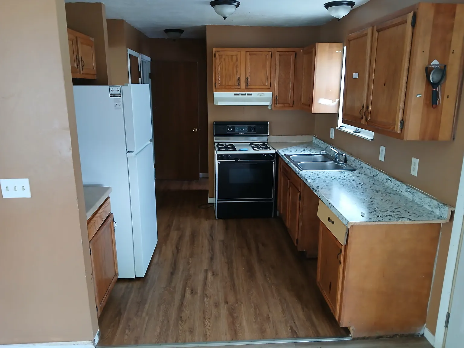 3 bed, 1.5 bath, 1400 sqft, $1,500 — Photo 2