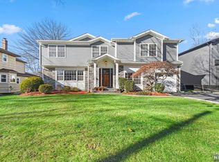 33 Duke Dr, Paramus, NJ 07652