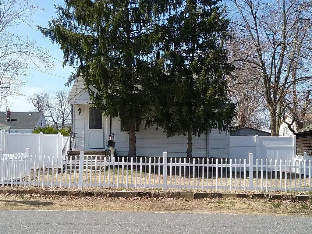 131 Essex Ave photo 1