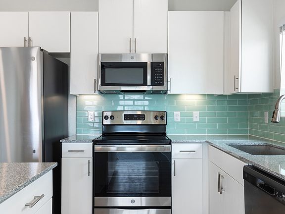 JPAGE-Multifamily-LighthousePointe-1413-2410