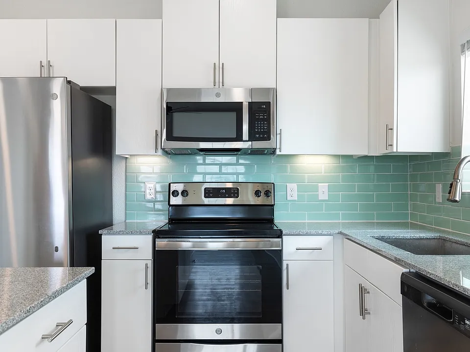 JPAGE-Multifamily-LighthousePointe-1413-2410