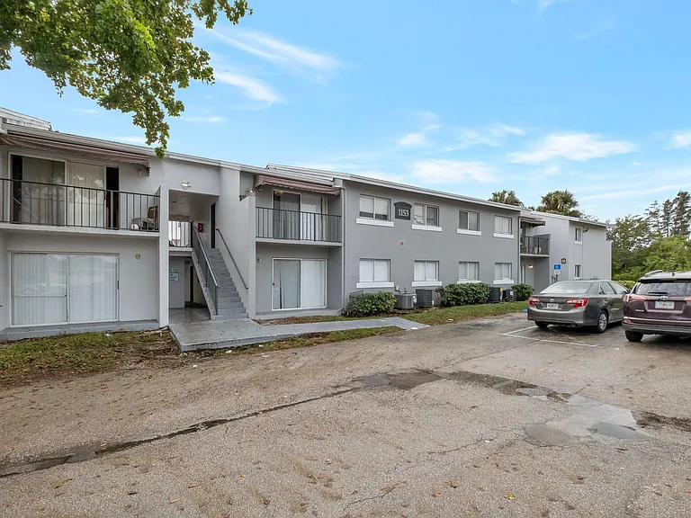 1153 Lake Victoria Dr #I — Photo 4