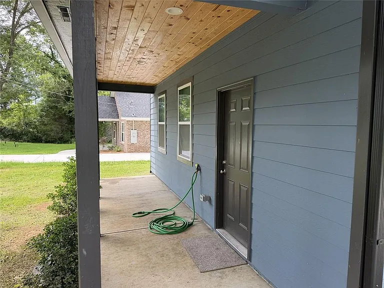 315 E 17th St SW — Photo 2
