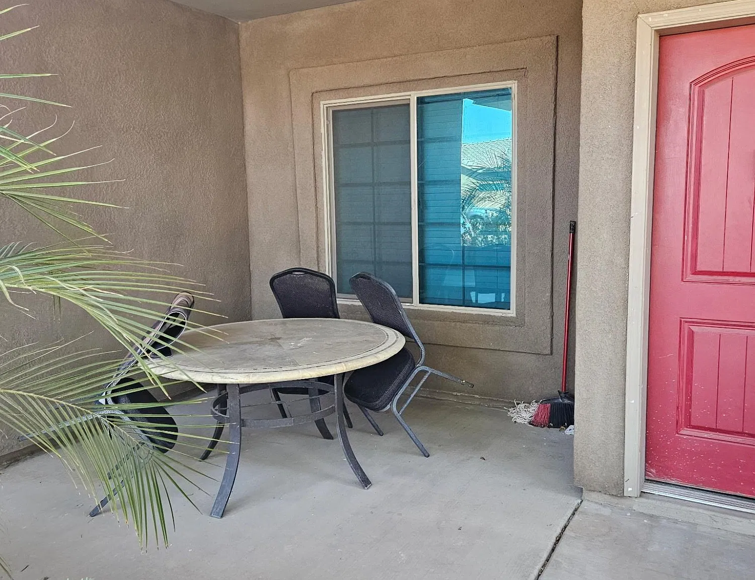 4 bed, 2.0 bath, 1963 sqft, $2,300 — Photo 2