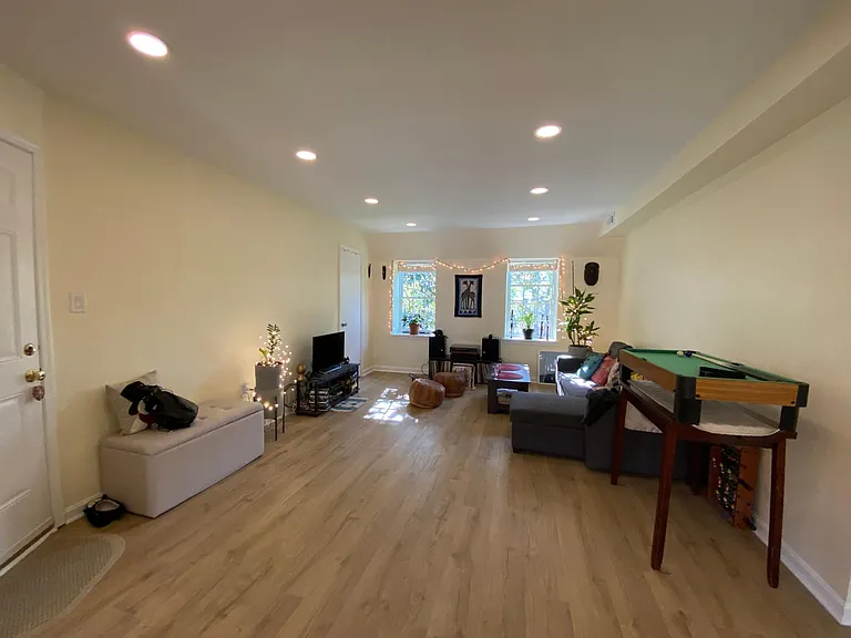 1805 N Rhodes St #250 — Photo 4