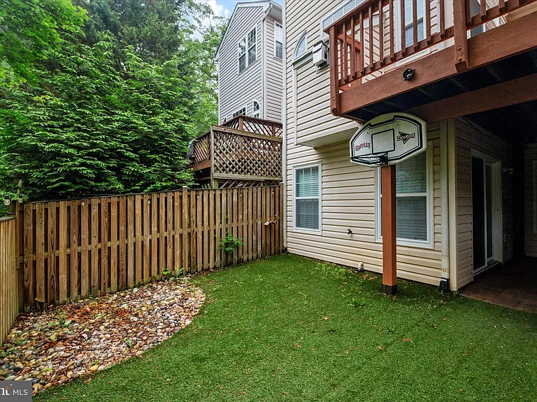 824 Stonehurst Ct — Photo 33