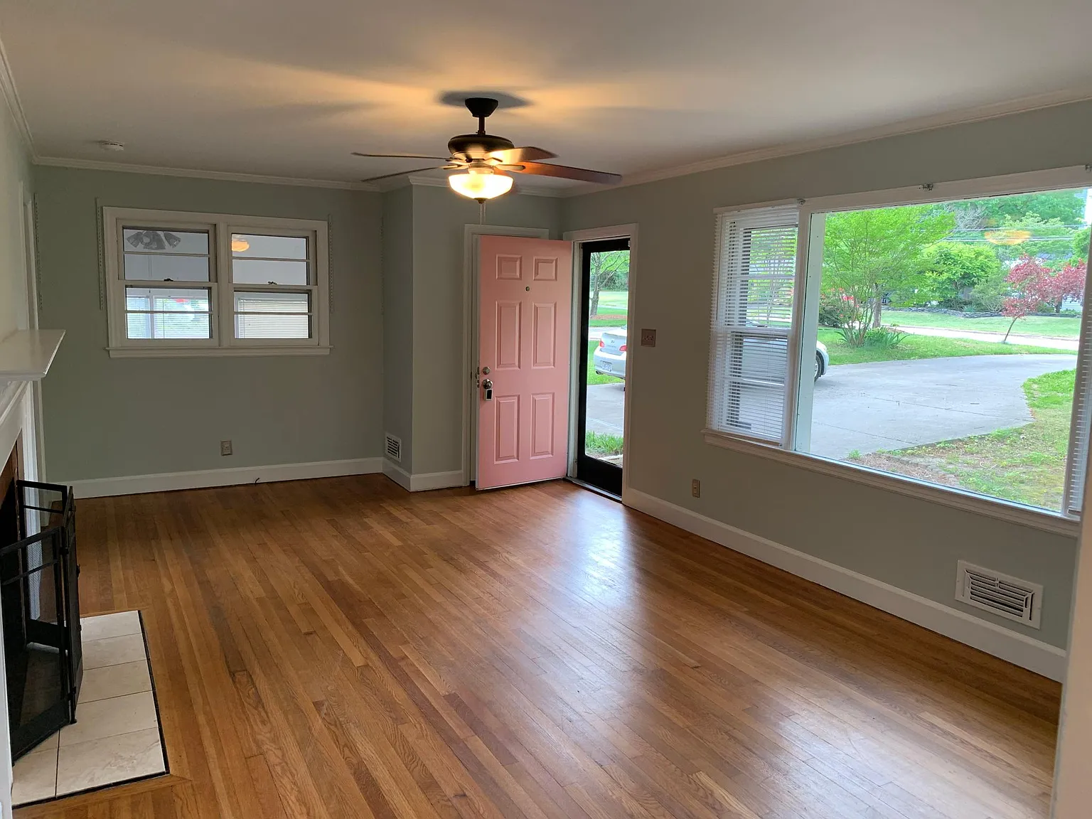 3 bed, 1.5 bath, 1118 sqft, $2,000 — Photo 2