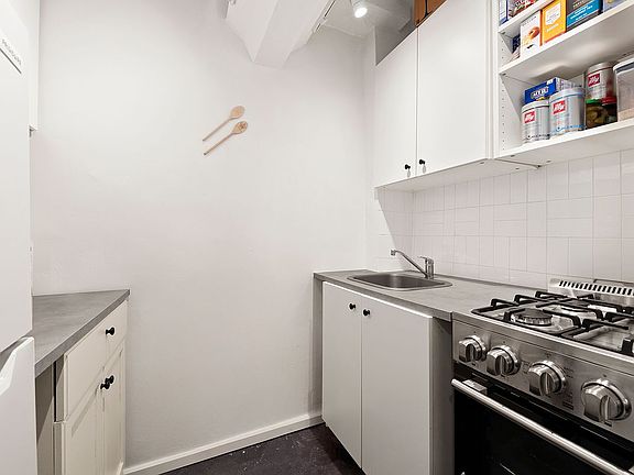 4th image of 150 E 27th St