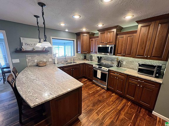 5th image of 513 S Ridge Dr