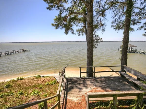 5508 York Haven Ln, Gloucester, VA 23061