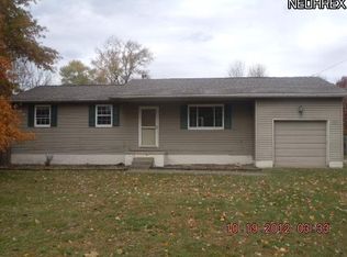 7575 Goodland St SE, Waynesburg, OH 44688