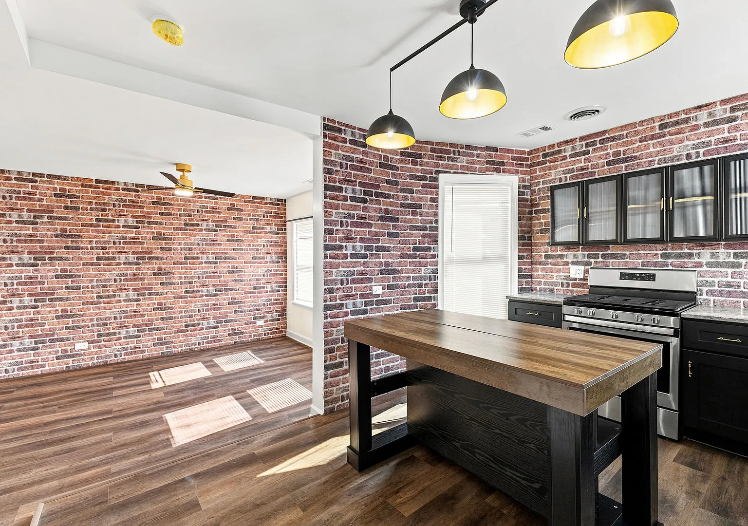 3 bed, 1000 sqft, $2,300 — Photo 4