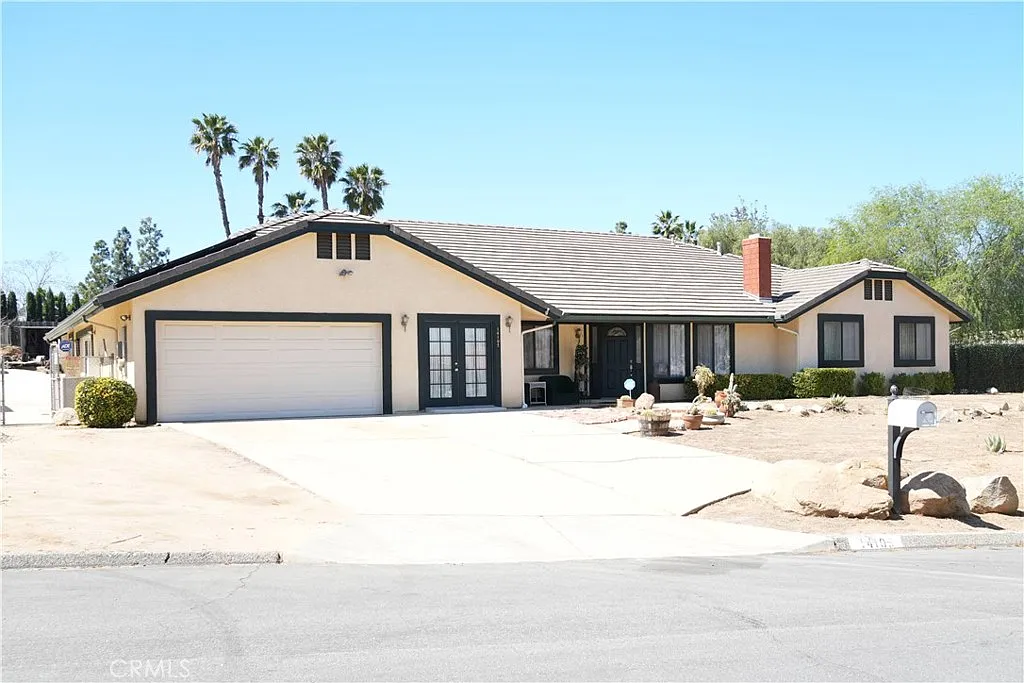4 bed, 2.5 bath, 3687 sqft, $800 — Photo 1