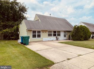 53 Indigo Rd, Levittown, PA 19057