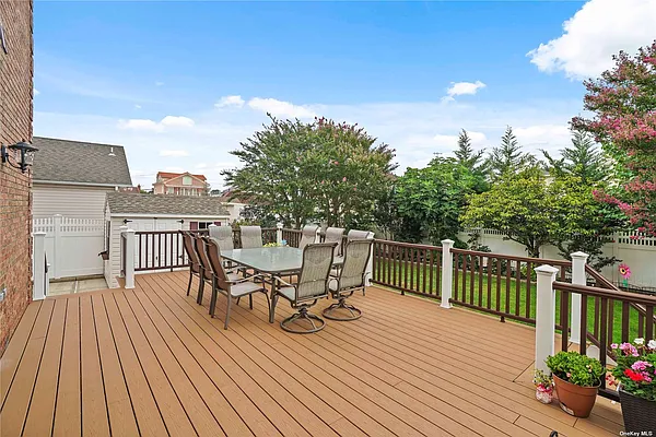 Sold by Century 21 Amiable Realty Group II Inc | media 70