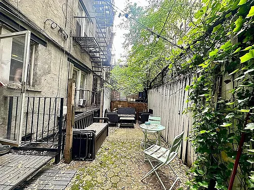 417 W 43rd St Photo 1