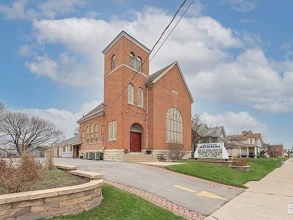 Great location on Lake St.