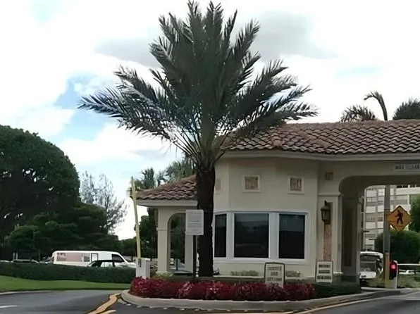 1100 Saint Charles Pl, Pembroke Pines, FL