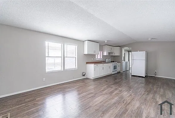 3 bed, $2,195 — Photo 4