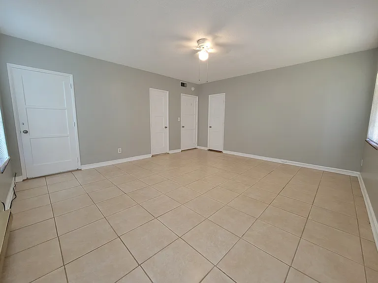 505 12th Ave NE #1 — Photo 15