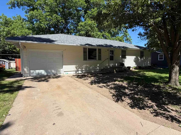 2615 Chase St, Falls City, NE 68355