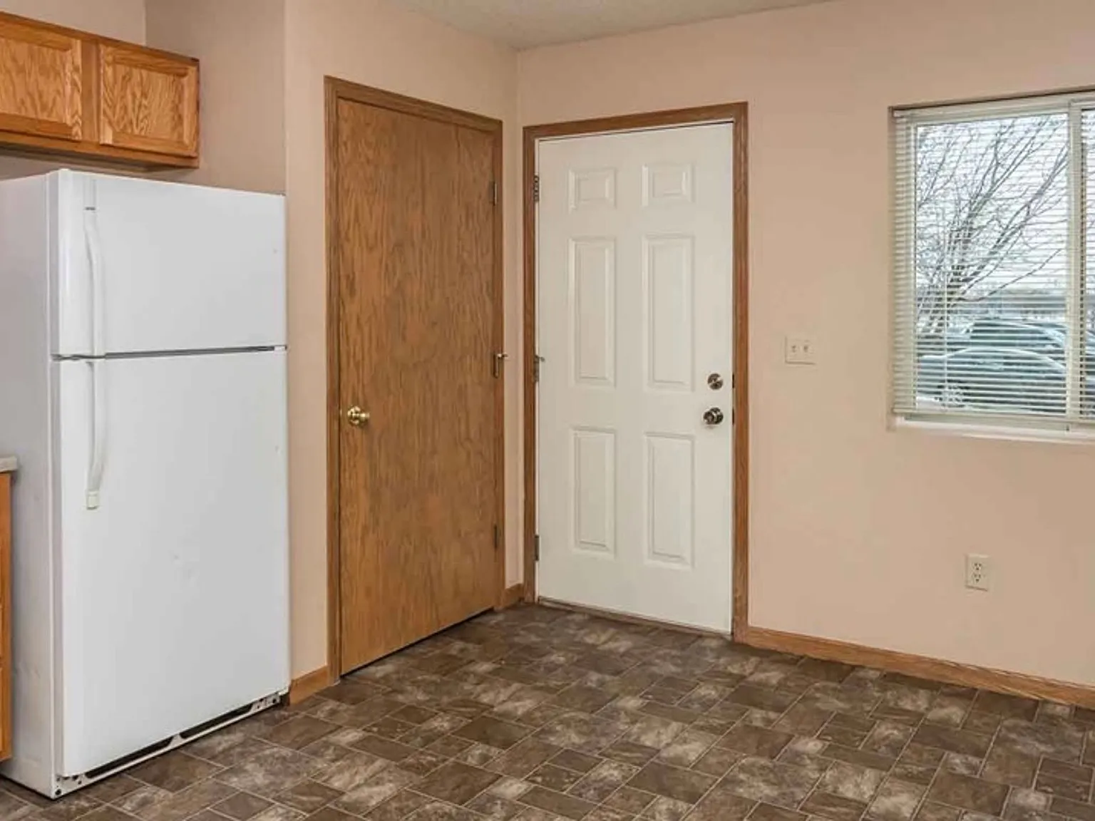 2 Bedroom 2 Bath Townhome with garage — Photo 3