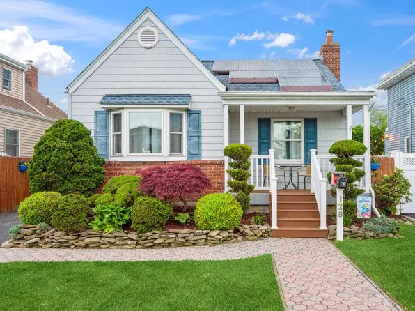 129 Deauville Parkway, Lindenhurst, NY 11757