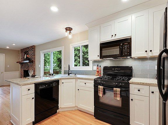 5th image of 17200 W Woodland Dr