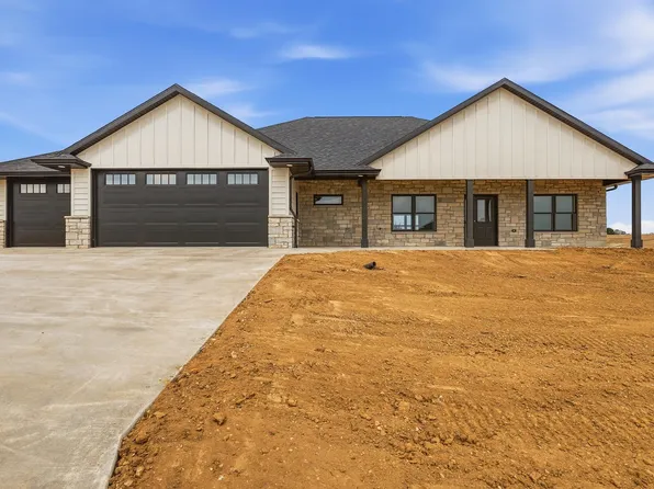 8155 Tegan Dr, Peosta, IA 52068