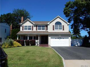 1476 9th St, West Babylon, NY 11704