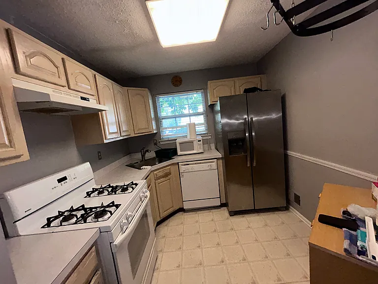 1076 Cambridge Ct — Photo 5