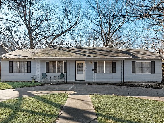 4th image of 110 Hackberry St