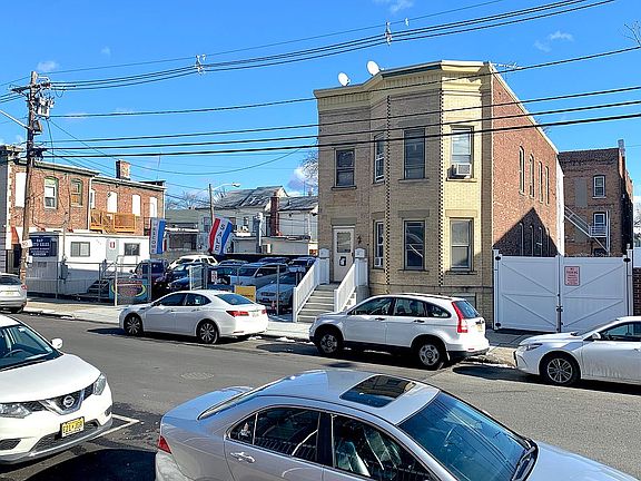3rd image of 485 E 22nd St