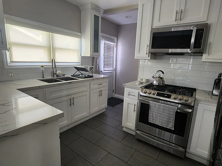 406 E Buckthorn St — Photo 1