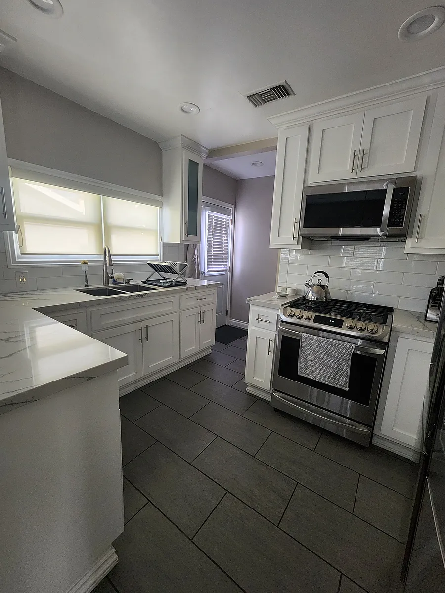 Building Photo - 406 E Buckthorn St