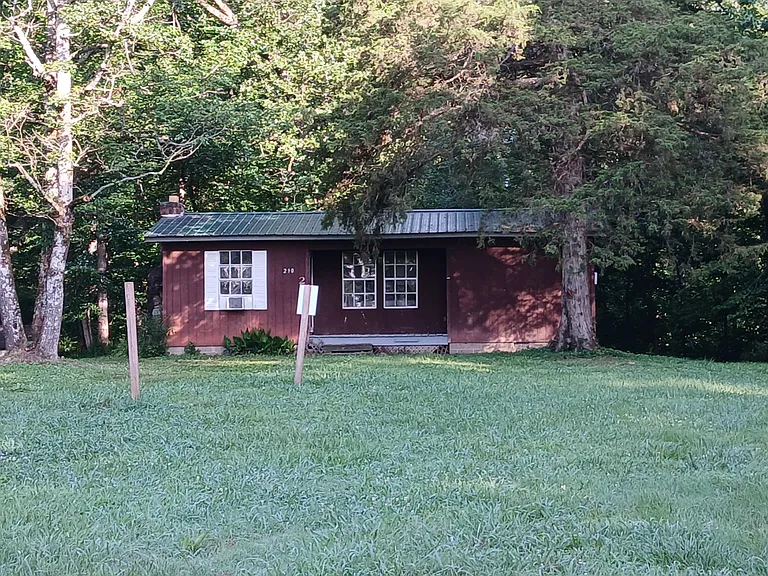 290 Cedar Springs Rd SE — Photo 1