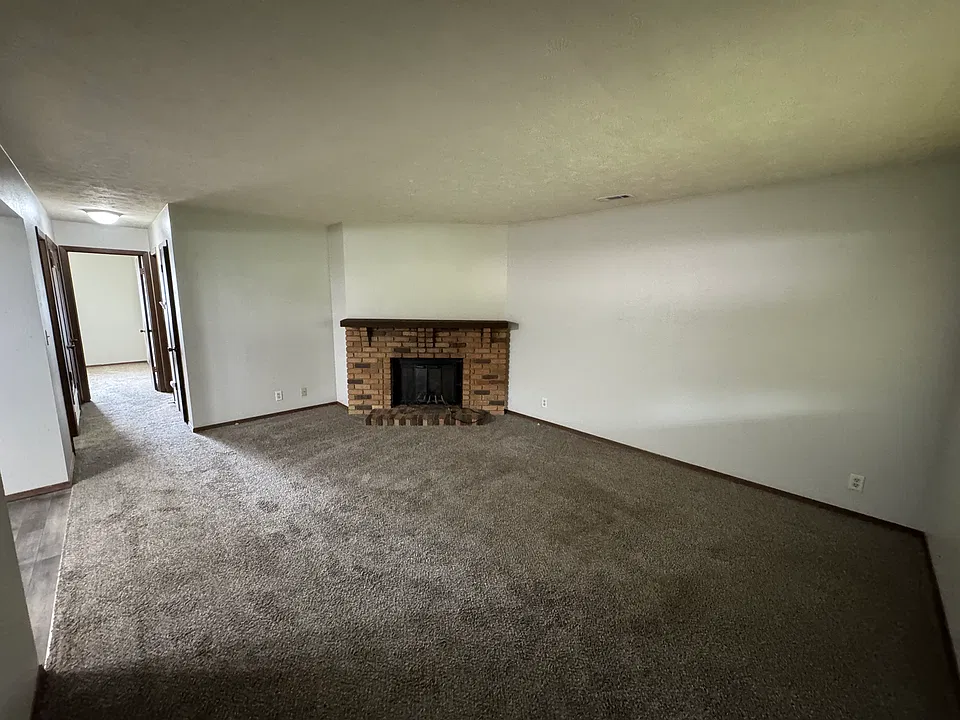 1025 E St #306