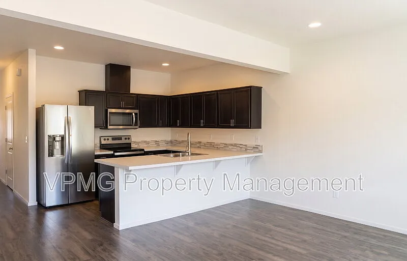 3 bed, 2.5 bath, 1387 sqft, $2,395 — Photo 2
