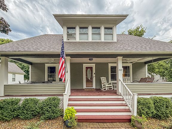 3rd image of 209 W Sangamon St