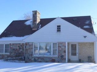 10518 N Cedarburg Rd, Mequon, WI 53092