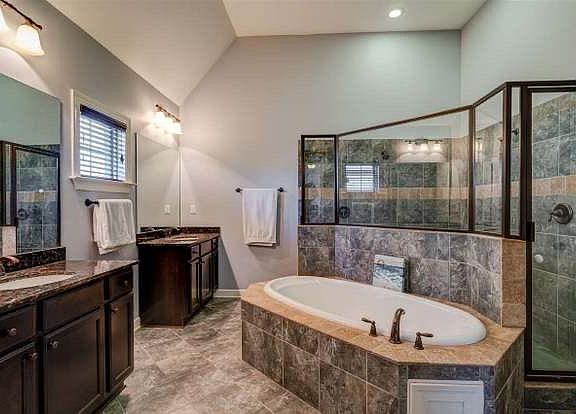 4th image of 2221 Southern Woods Dr