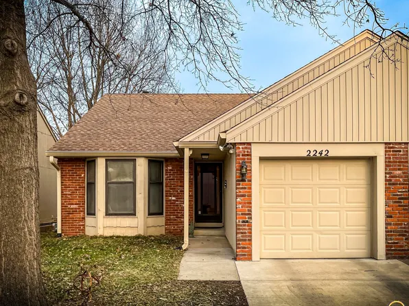 2242 SW Westport Pl, Topeka, KS 66614