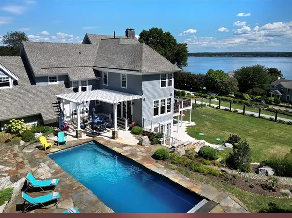 225 Fischer Cir, Portsmouth, RI 02871