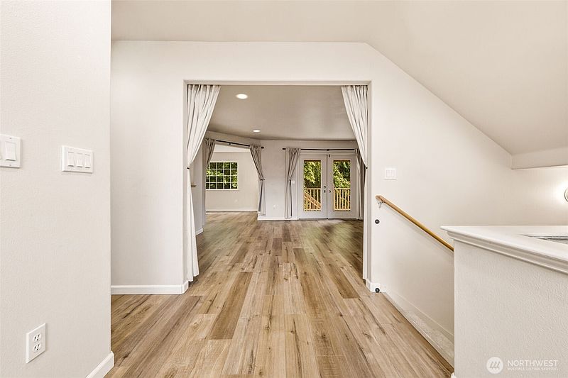 3rd image of 4729 Seahurst Avenue