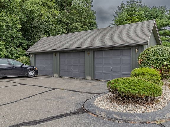 3rd image of 140 Pine Grove Dr