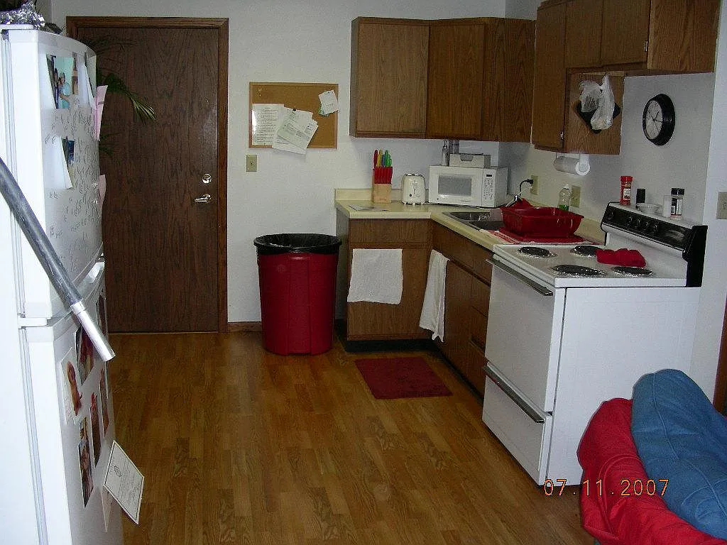 2 bed, 1250 sqft, $875 — Photo 2