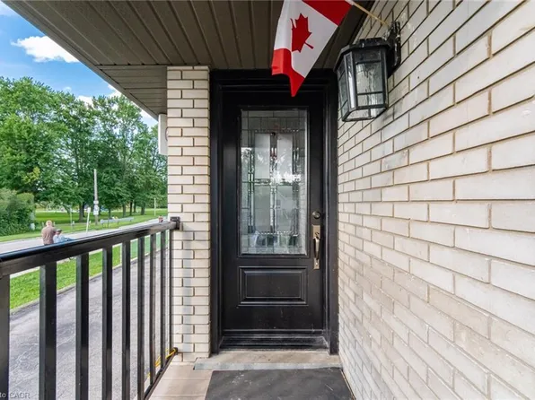 60 Elmwood Ave, Cambridge, ON N1R 4Y2