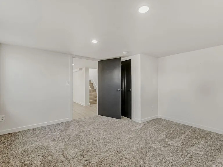 946 Pratt Street — Photo 8